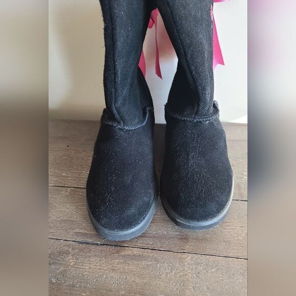 Bearpaw Carly black suede boots with embroidered flowers and satin ribbon detail - Picture 4 of 9